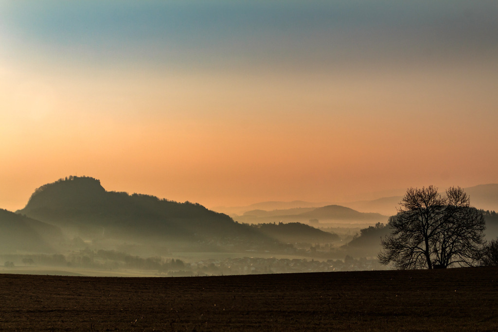 Sonnenaufgang Hohentwiel 002 | Rothenburg ob der Tauber. Nur hier gibt es Exklusive und passend zur Jahreszeit Ihr Wandbild, T-Shirt, Tasse und alles was das Rothenburg Herz begehrt. - Realisiert mit Pictrs.com
