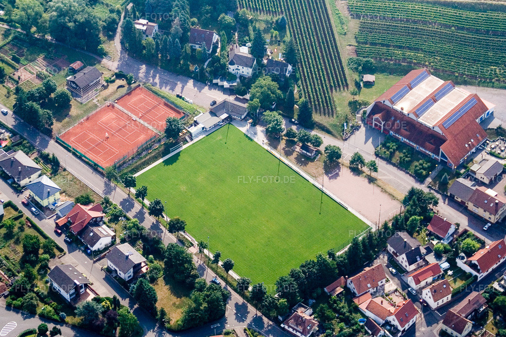 Luftbild: Fußballplatz und Tennisplatz mit rotem Spielfeld in Albersweiler im Bundesland Rheinland-Pfalz in Deutschland. Foto: IMG_12142.jpg vom 31.07.2008 durch Werner Riehm/FLY-FOTO.de