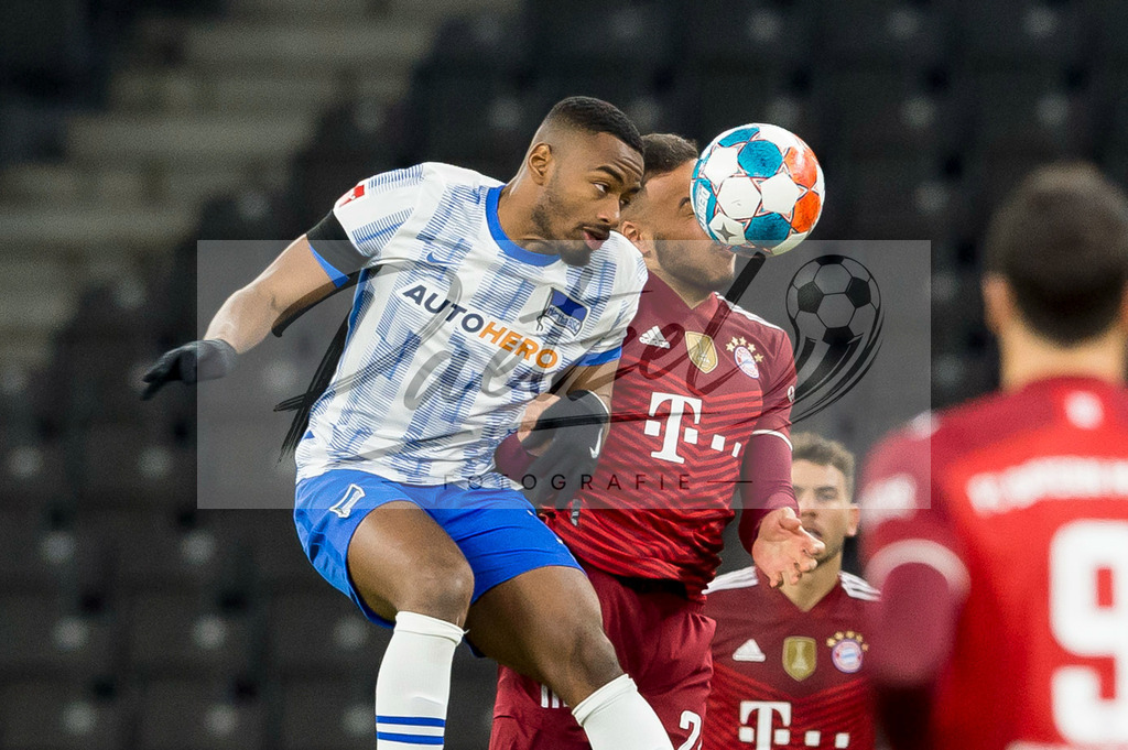 BSCFCB20220123_046 | Fussball, Herren: Myziane Maolida (Hertha BSC) und Corentin Tolisso (FC Bayern Muenchen) im Zweikampf bei dem Spiel der 1. Bundesliga zwischen Hertha BSC und FC Bayern Muenchen im Olypiastadion am 23.01.2022 in Berlin, Deutschland.DFB / DFL REGULATIONS PROHIBIT ANY USE OF PHOTOGRAPHS AS IMAGE SEQUENCES AND/OR QUASI-VIDEO. - Realisiert mit Pictrs.com