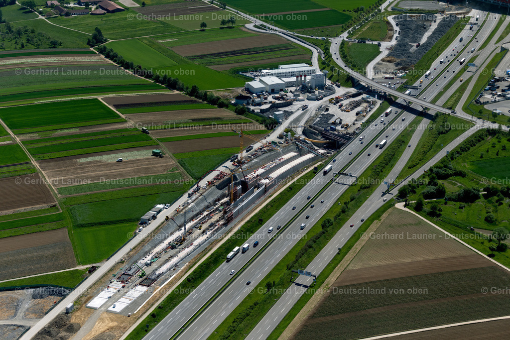 4045606 | STUTTGART 31.05.2021 Baustelle mit Tunnelführungsarbeiten für die Streckenführung und den Verlauf " Flughafentunnel " parallel zum Verlauf der Autobahn BAB A8 im Ortsteil Plieningen in Stuttgart im Bundesland Baden-Württemberg, Deutschland. Weiterführende Informationen bei: GBI Gackstatter Beratende Ingenieure GmbH,  Max Bögl Bauservice GmbH & Co. KG,  Vössing Ingenieurgesellschaft mbH. // Construction site with tunneling work for the route and the "airport tunnel" course parallel to the course of the A8 motorway in the Plieningen district of Stuttgart in the state Baden-Wuerttemberg, Germany. Further information at: GBI Gackstatter Beratende Ingenieure GmbH,  Max Boegl Bauservice GmbH & Co. KG,  Voessing Ingenieurgesellschaft mbH. Foto: Gerhard Launer