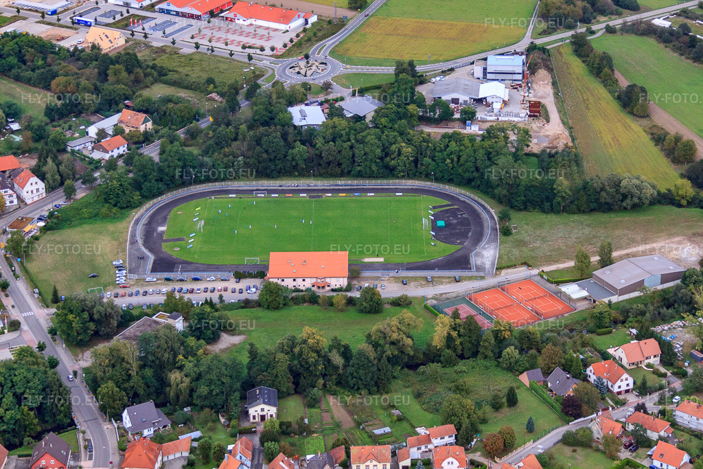Vue aérienne: Terrain de rugby à le quartier Neulauterburg in Lauterbourg dans le département Bas Rhin, France – .Photo: IMG_53348.jpg prise le 23/09/2012 par Werner Riehm/FLY-FOTO.eu – Résolution de l'original: 4752 x 3168 px