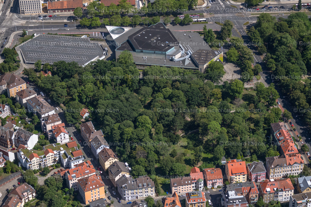 4036324 | BRAUNSCHWEIG 31.07.2020 Dachkonstruktion auf dem Gebäude der Veranstaltungshalle Stadthalle im Ortsteil St. Leonhard in Braunschweig im Bundesland Niedersachsen, Deutschland. Weiterführende Informationen bei: Stadthalle Braunschweig Betriebsgesellschaft mbH. // Building of the indoor arena Stadthalle in the district St. Leonhard in Brunswick in the state Lower Saxony, Germany. Further information at: Stadthalle Braunschweig Betriebsgesellschaft mbH. Foto: Gerhard Launer