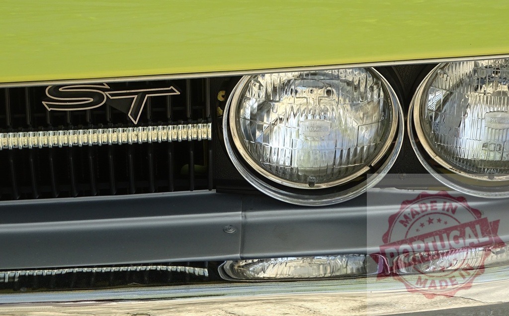 Toyota Celica ST classic car front detail | Toyota Celica ST classic car front showing grille, emblem, and headlights - Realisiert mit Pictrs.com