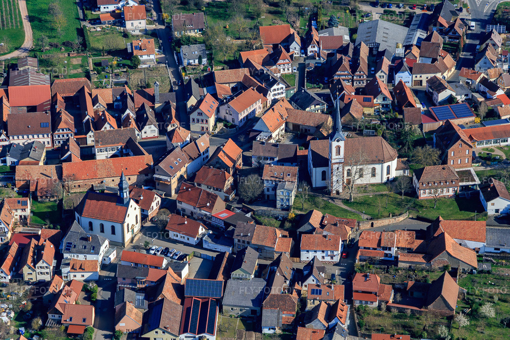 Luftbild: Kirche und Laurentiusgarten in Göcklingen im Bundesland Rheinland-Pfalz in Deutschland. Foto: IMG_113298.jpg vom 30.03.2019 durch Werner Riehm/FLY-FOTO.de