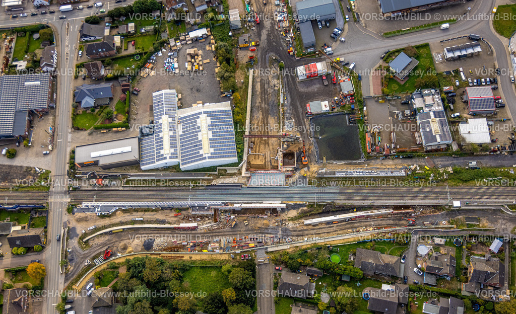 Rees241009994Haldern | Luftbild, Ausbau der Betuweroute und Betuwe-Linie Eisenbahnstrecke, Bahnübergang Bahnhofstraße und Baustelle mit Neubau Schallschutzwände, Gewerbegebiet Im Hollerfeld, Haldern, Rees, Nordrhein-Westfalen, Deutschland