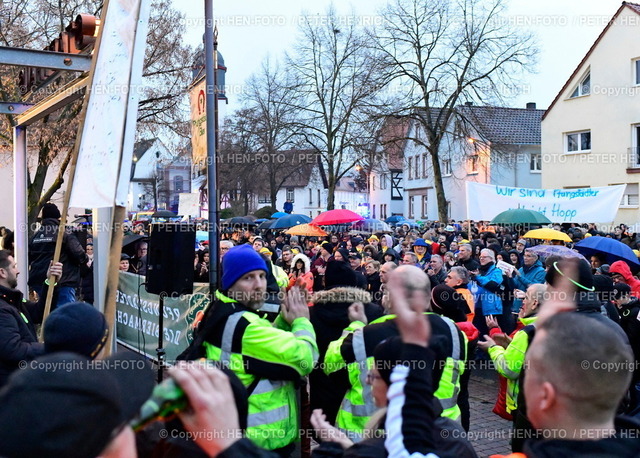 Erhalt der Pfungstädter Brautradition - Erhalt eines Wahrzeichens von Pfungstadt - Hessentagsstadt 2023 | 22.12.2022 Demonstration zur Erhaltung der Pfungstädter Brauerei unter Motto JETZT ODER NIE und BRAUEN STATT BAUEN vor dem Stadthaus weil die Stadtverordneten Antrag des Bürgermeisters für Volksbegehren ablehnten (Foto: Peter Henrich) - Realisiert mit Pictrs.com