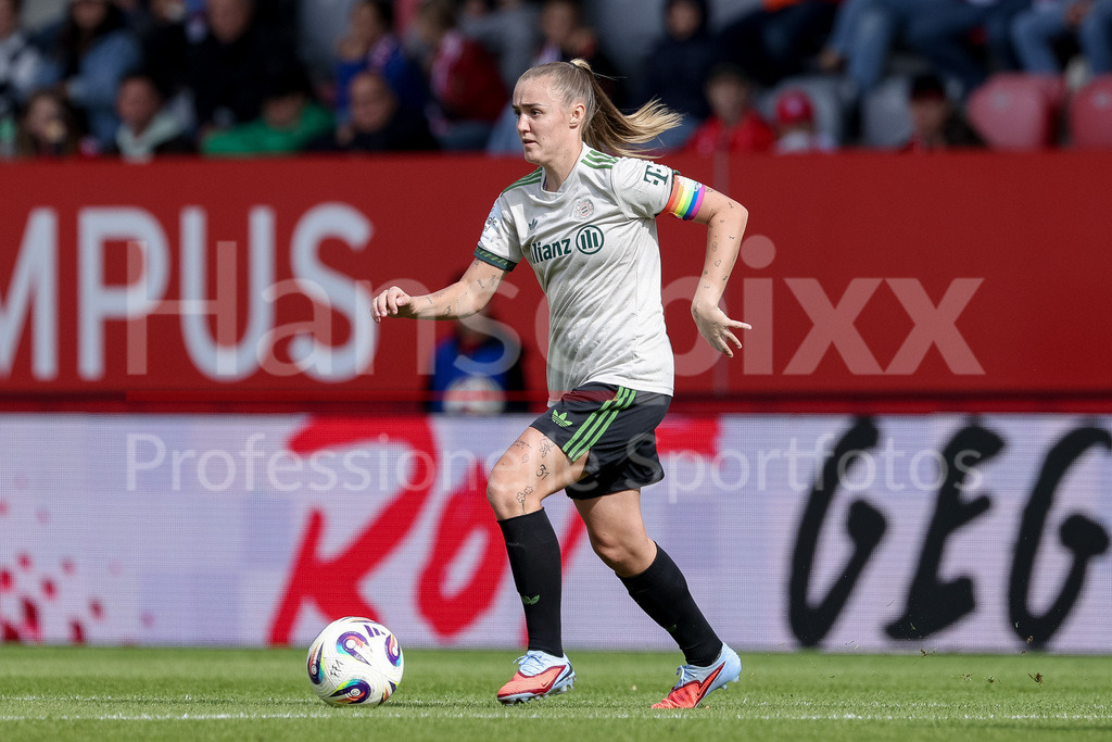 Fussball, Google Pixel Frauen-Bundesliga, FC Bayern München - SV Werder Bremen | Georgia Stanway (FC Bayern München, 31) am Ball, Freisteller, Einzelbild, Ganzkörper, Aktion, Action, Spielszene, DIE DFB-RICHTLINIEN UNTERSAGEN JEGLICHE NUTZUNG VON FOTOS ALS SEQUENZBILDER UND/ODER VIDEOÄHNLICHE FOTOSTRECKEN. DFB REGULATIONS PROHIBIT ANY USE OF PHOTOGRAPHS AS IMAGE SEQUENCES AND/OR QUASI-VIDEO.
