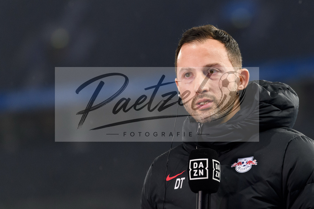 BSCRBL20220220_017 | Fussball, Herren: Trainer Domenico Tedesco (RB Leipzig) im Interview bei dem Spiel der 1. Bundesliga zwischen Hertha BSC und RB Leipzig im Olypiastadion am 20.02.2022 in Berlin, Deutschland.DFB / DFL REGULATIONS PROHIBIT ANY USE OF PHOTOGRAPHS AS IMAGE SEQUENCES AND/OR QUASI-VIDEO. - Realisiert mit Pictrs.com