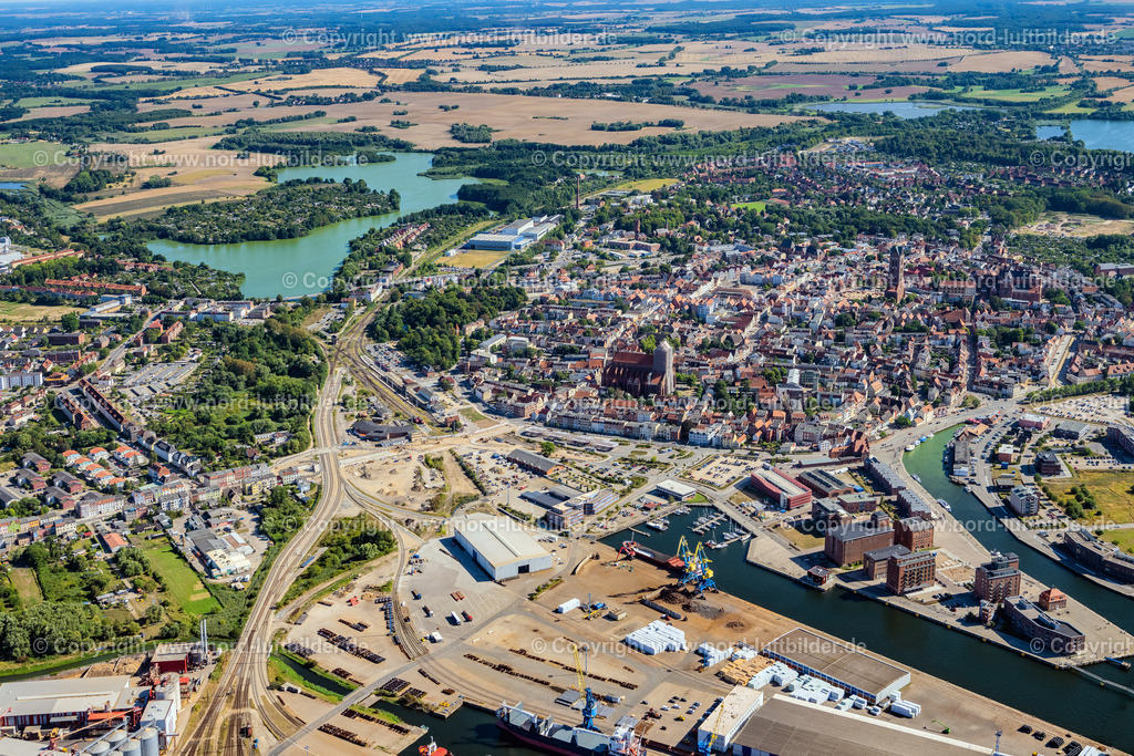 Wismar_Alter_Hafen_ELS_9218100822 | HANSESTADT WISMAR 10.08.2022 Altstadtbereich und Innenstadtzentrum in Wismar im Bundesland Mecklenburg-Vorpommern. // Old Town area and city center in Wismar in the state Mecklenburg - Western Pomerania. Foto: Martin Elsen