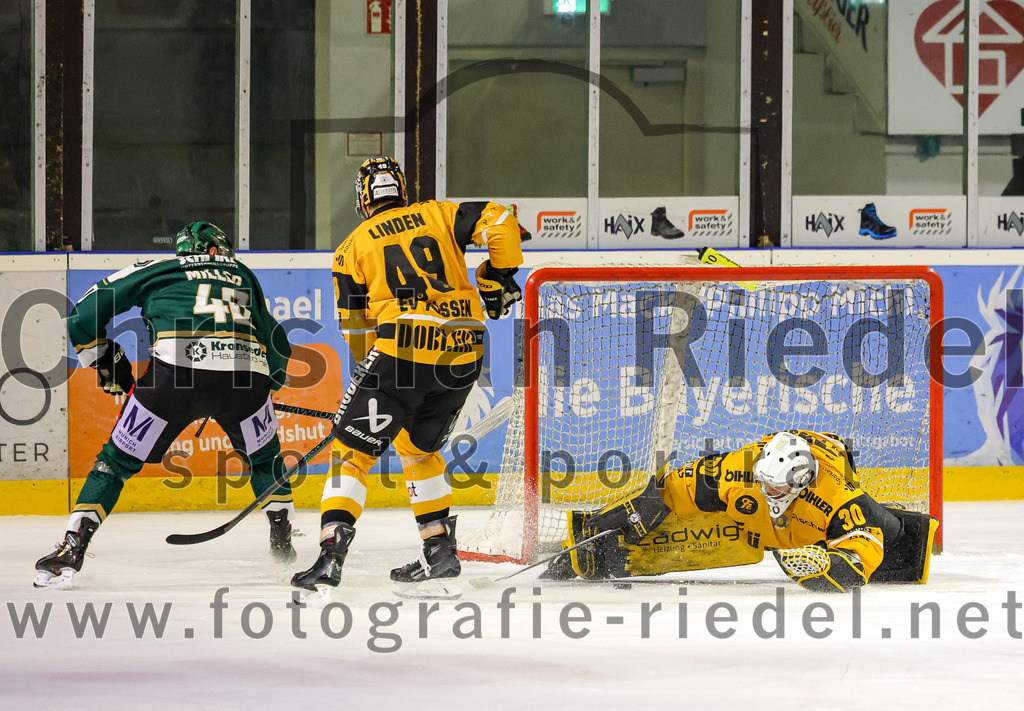 2026-02-27_086_TSV_Erding_gegen_EV_Fuessen | Erding, Deutschland, 27.02.2026:Eishockey, Oberliga Süd 2025 / 2026, 51. Spieltag, TSV Erding gegen EV Füssen, Endergebnis: 2:4Dennis Miller (Erding Gladiators, #40), Felix Linden (EV Füssen, #49), Torwart Timotej Pancur (EV Füssen, #30)Foto: Christian Riedel / fotografie-riedel.net