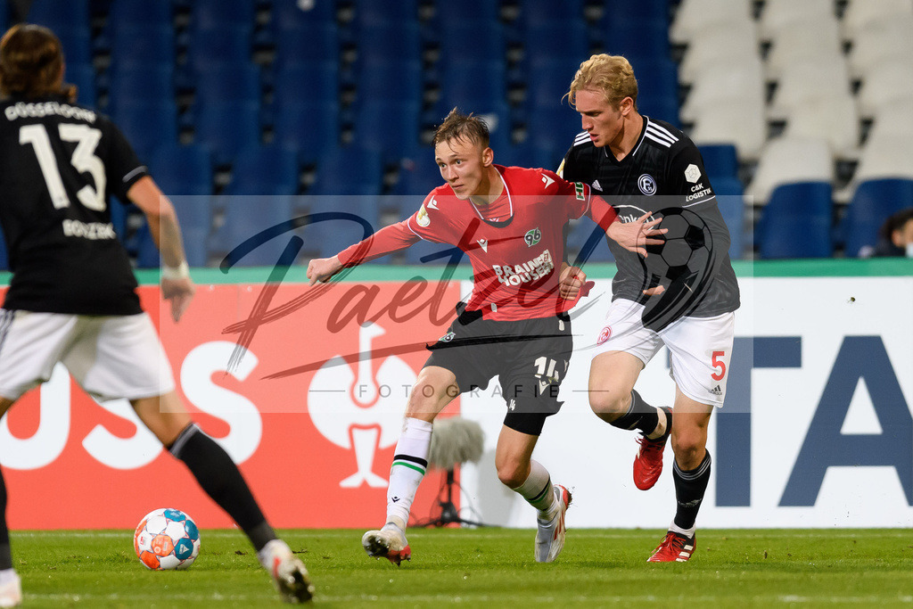 H96DUS20211027_029 | Fussball, Herren: Maximilian Beier (Hannover 96) und Christoph Klarer (Fortuna Duesseldorf) im Zweikampf bei dem Spiel der 2. Runde im DFB-Pokal zwischen Hannover 96 und Fortuna Duesseldorf in der HDI-Arena am 27.10.2021 in Hannover, Deutschland.DFB / DFL REGULATIONS PROHIBIT ANY USE OF PHOTOGRAPHS AS IMAGE SEQUENCES AND/OR QUASI-VIDEO. - Realisiert mit Pictrs.com