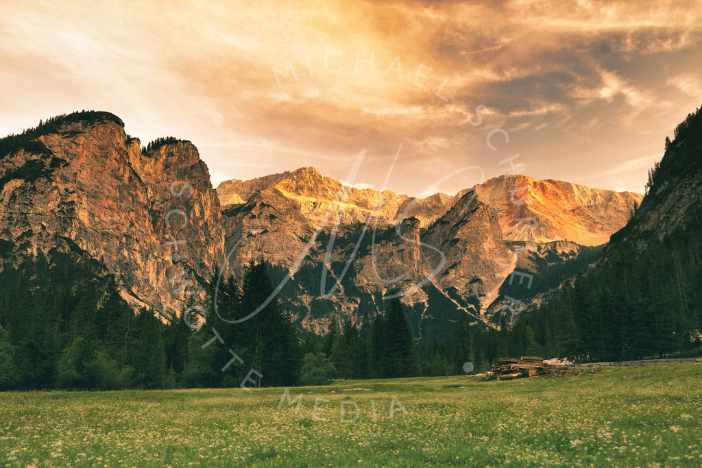 2022-07-18 Dolomiten Reinbach Wasserfall - 150 | Sonnenuntergang auf einer Alm in den Dolomiten - Realisiert mit Pictrs.com