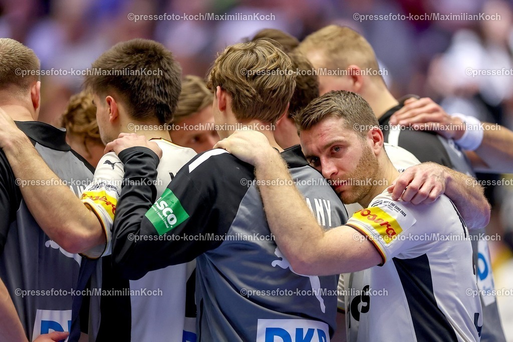 EHF17012602086 | 17.01.2026, Handball, Men's EHF EURO 2026, Deutschland - Serbien, Jyske Bank Boxen in Herning, Dänemark, Preliminary Round: Enttäuschte Gesichter nach der Niederlage von Deutschland gegen Serbien.  Lukas Mertens (Germany #36) sichtlich Traurig beim mannschaftskreis mit Tränen in den Augen an der Schulter von  Mathis Häseler (Germany #14) 