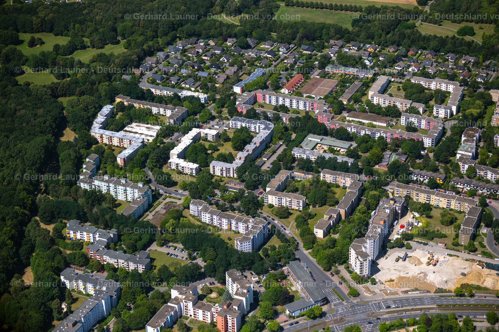 4036010 | BRAUNSCHWEIG 31.07.2020 Hochhäuser im Wohngebiet einer industriell gefertigten Plattenbau- Siedlung an der Recknitzstraße im Ortsteil Weststadt in Braunschweig im Bundesland Niedersachsen, Deutschland. // Skyscrapers in the residential area of industrially manufactured settlement on street Recknitzstrasse in the district Weststadt in Brunswick in the state Lower Saxony, Germany. Foto: Gerhard Launer