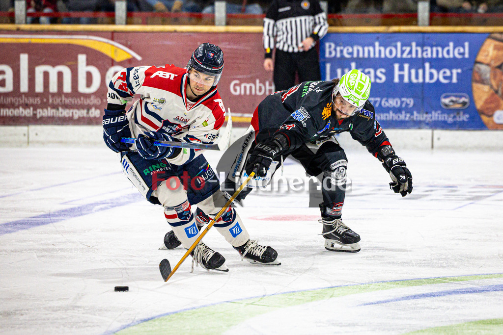 Peißenberg MINERS gegen ESC Kempten SHARKS | Eishockey Bayernliga 2025/26 Vorrunde 12. Spieltag, Peißenberg MINERS gegen ESC Kempten SHARKS, 20251121,Zweikampf,2025-11-21 in Peißenberg (flatbuy Arena Peißenberg), Kevin STEINER (SHARKS 79), Dejan VOGL (MINERS 23)Copyright: WolfgangxLindner www.foto-lindner.de