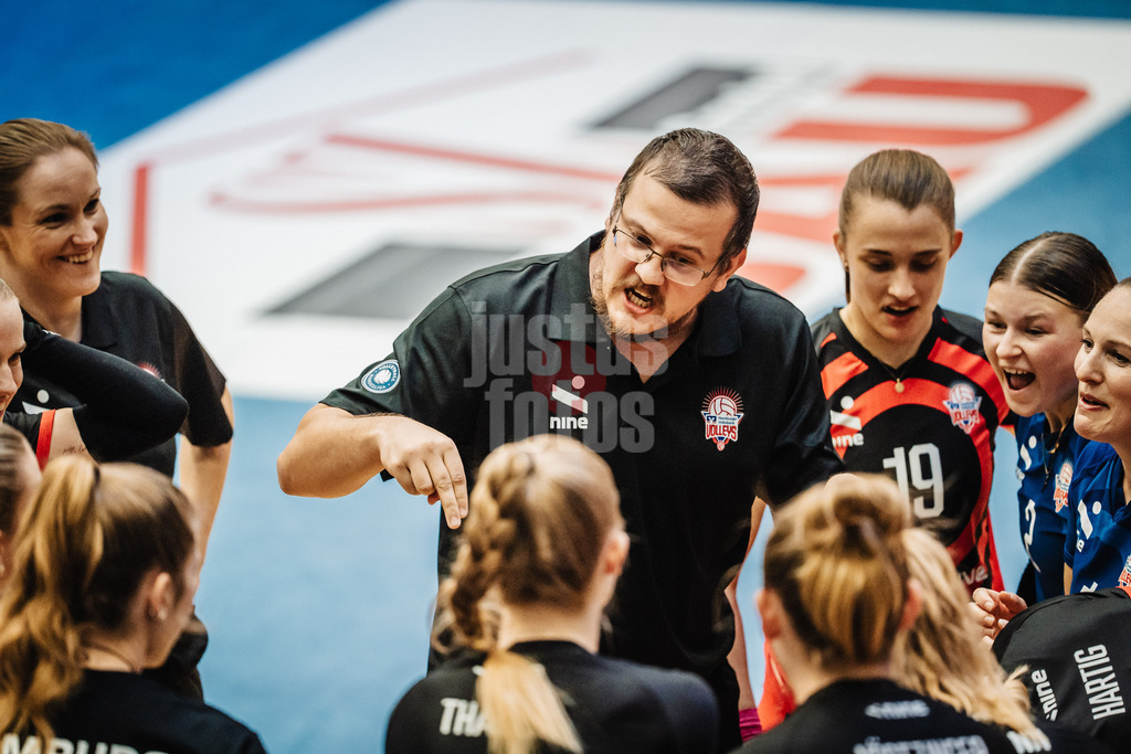 Volleyball | Frauen | Saison 2025/2026 | Volleyball Bundesliga | SSC Palmberg Schwerin vs. ETV Hamburger Volksbank Volleys | 18.10.2025 | Trainer Markus Friedrich (ETV Hamburger Volksbank Volleys)