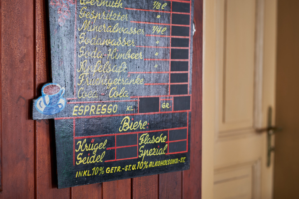 Innenraum einer leeren Gaststätte im Weinviertel | Austria - June 08, 2021: Innenraum einer leeren Gaststätte im Weinviertel - Realisiert mit Pictrs.com