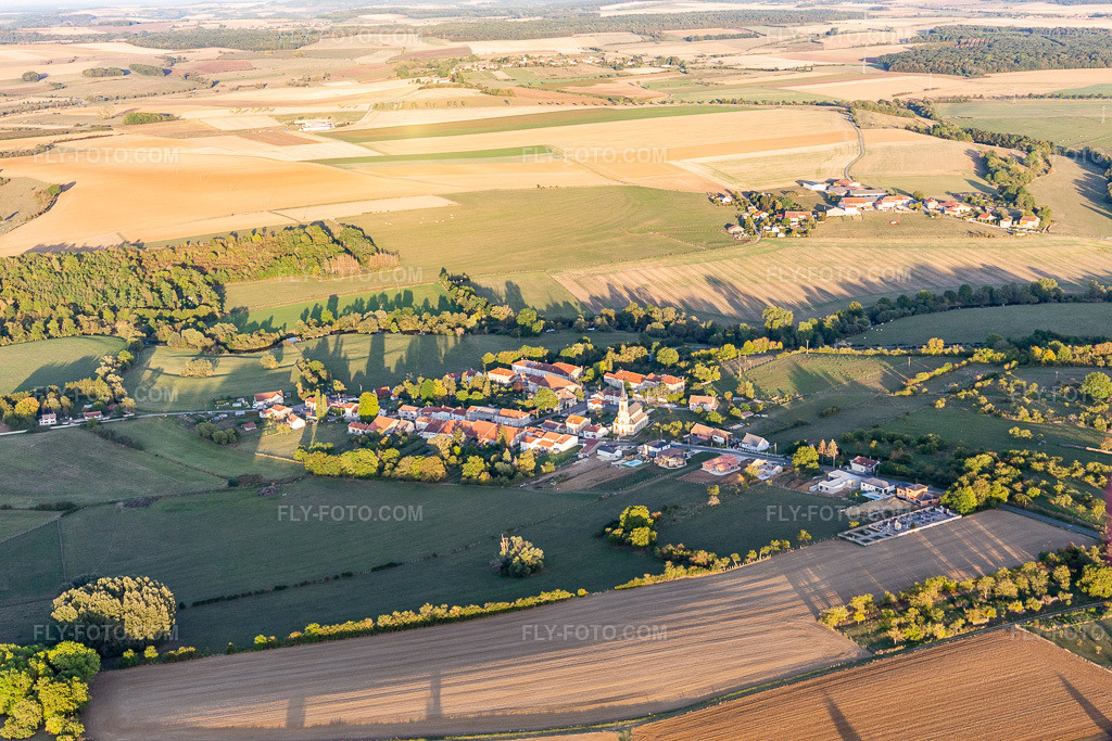 Aerial view: View of the town in Tantonville in the state Meurthe et Moselle, France. – Photo: IMG_117895.jpg taken on 09/14/2019 by Werner Riehm/FLY-FOTO.com – Resolution of the original: 5472 x 3648 px