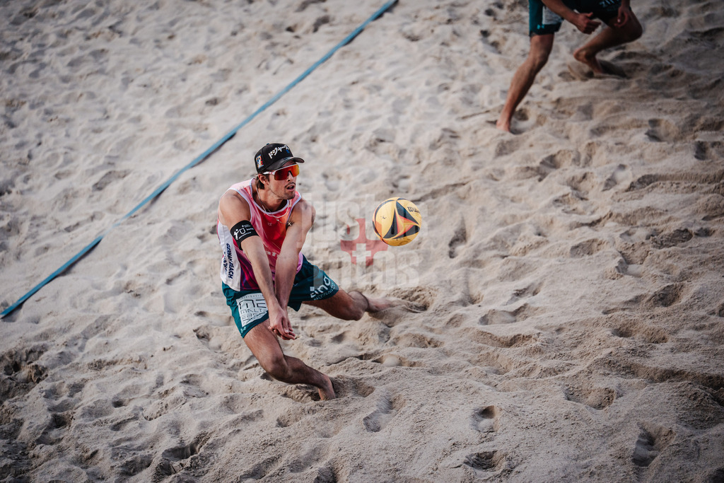 Beachvolleyball | Männer | Deutsche Meisterschaften 2025 Timmendorfer Strand | 04.09.2025 | Niklas Held nimmt den Ball an