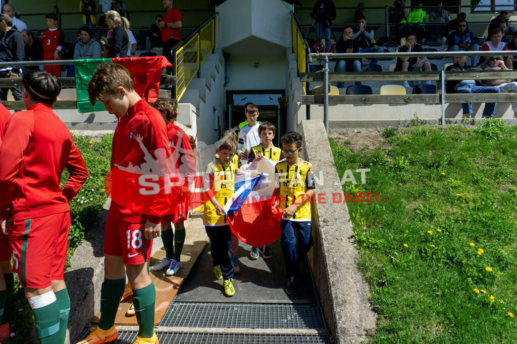Portugal  U15 -Czech Republic U15 | AFONSO PATRÃO (Portugal #18) Einlaufkinder ; Portugal  U15 -Czech Republic U15 am 29.04.2022 in Arnoldstein
(Sportplatz), AUSTRIA, (Photo by Ernst Krawagner sport-fan.at) - Realisiert mit Pictrs.com