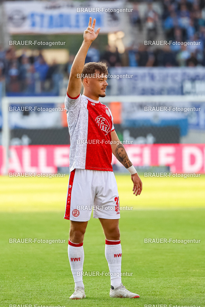 Rot-Weiss Essen - TSV 1860 München - 3.Liga | Essen, Deutschland, 01.08.2025Jannik Hofmann (Rot-Weiss Essen) gestikuliertwährend des 3.Liga Spiels zwischen Rot-Weiss Essen- TSV 1860 München im Stadion an der Hafenstraße am 01.08.2025 in Essen. (Foto von Timo Bluhmki-Schmidt/ Brauer-Fotoagentur)
