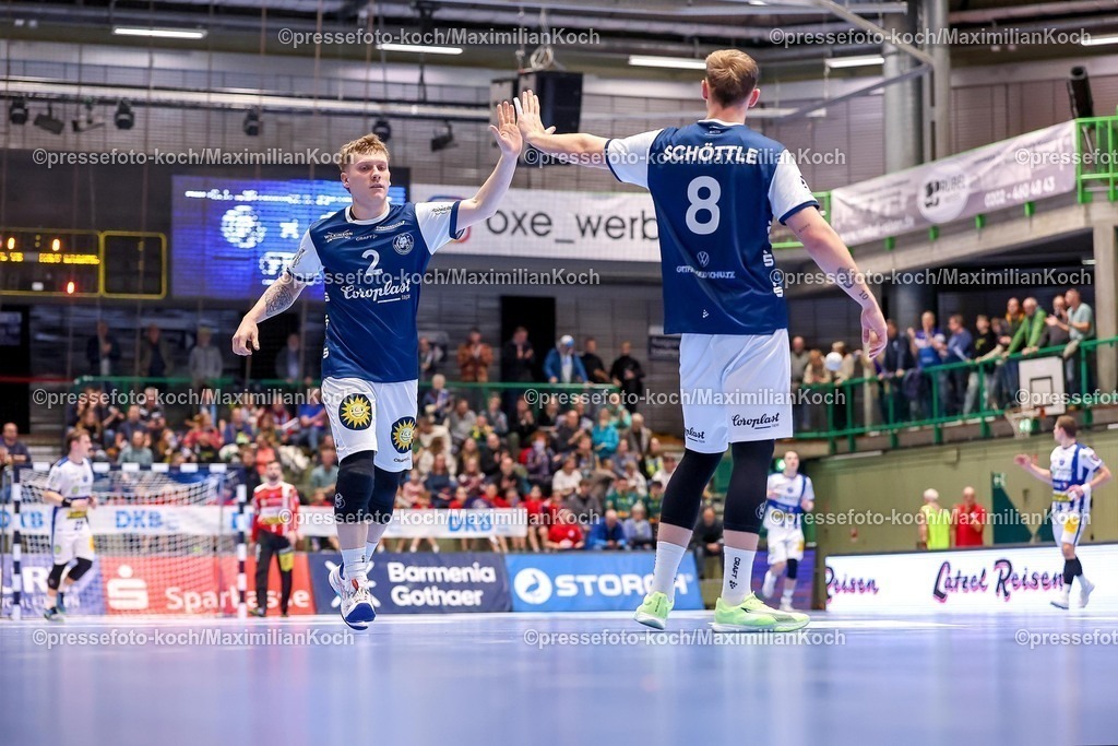 BHC11122501046 | 11.12.2025, Handball, HBL, Bergischer HC - ThSV Eisenach, Unihalle Wuppertal: Noah Beyer (BHC #02) jubelnd neben Nico Schöttle (BHC #08) 