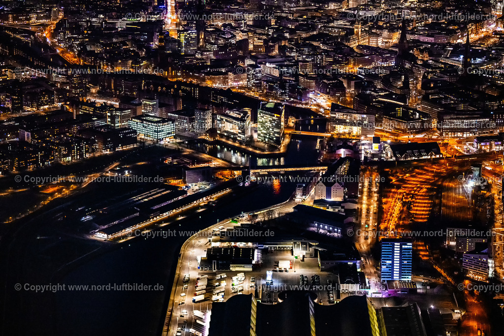 Hamburg_Hafencity_Spiegelgebäude_Nachtaufnahme__ELS_6205060325 | HAMBURG 06.03.2025 Nacht- Lichter und Beleuchtung Bürogebäude des Verwaltungs- und Geschäftshauses " Der SPIEGEL-Verlag Rudolf Augstein GmbH &amp; Co. KG " an der Straße Ericusspitze im Ortsteil HafenCity in Hamburg, Deutschland. Weiterführende Informationen bei: SPIEGEL-Verlag Rudolf Augstein GmbH &amp; Co. KG. // Night lighting office building of the administration and commercial building " Der SPIEGEL-Verlag Rudolf Augstein GmbH &amp; Co. KG " on Ericusspitze street in the HafenCity district in Hamburg, Germany. Further information at: SPIEGEL-Verlag Rudolf Augstein GmbH &amp; Co. KG. Foto: Martin Elsen