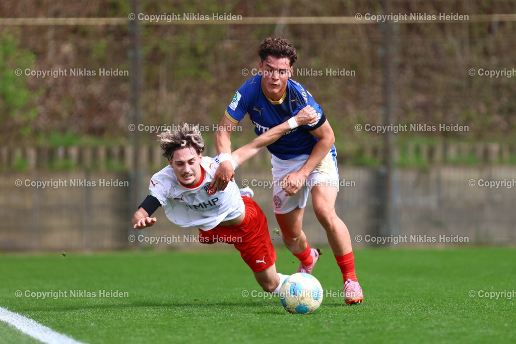 NH_HolsteinKielU19_1FCHeidenheimU19_DFBNachwuchsliga_18042026 | #22 Mark Richter Monserrat (Holstein Kiel U19), #7 Nevio Bove (1. FC Heidenheim U19)Fußball I Herren I U19 DFB-Nachwuchsliga Hauptrunde Liga A, Gruppe B I Saison 2025-2026 I 9. Spieltag I Holstein Kiel U19 - 1. FC Heidenheim U19 I 18.04..2026 I Citti-Fußball-Park
