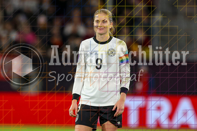 Deutschland vs Frankreich - Halbfinale - UEFA Women's Nations League | Düsseldorf, Deutschland, 24.10.25:   Sjoeke Nüsken ( Deutschland ) lächelt, lacht waehrend des Halbfinals der UEFA Women's Nations League zwischen Deutschland vs Frankreich in der Merkur-Spiel-Arena(Foto von Brauer-Fotoagentur / Adrian Schlueter)