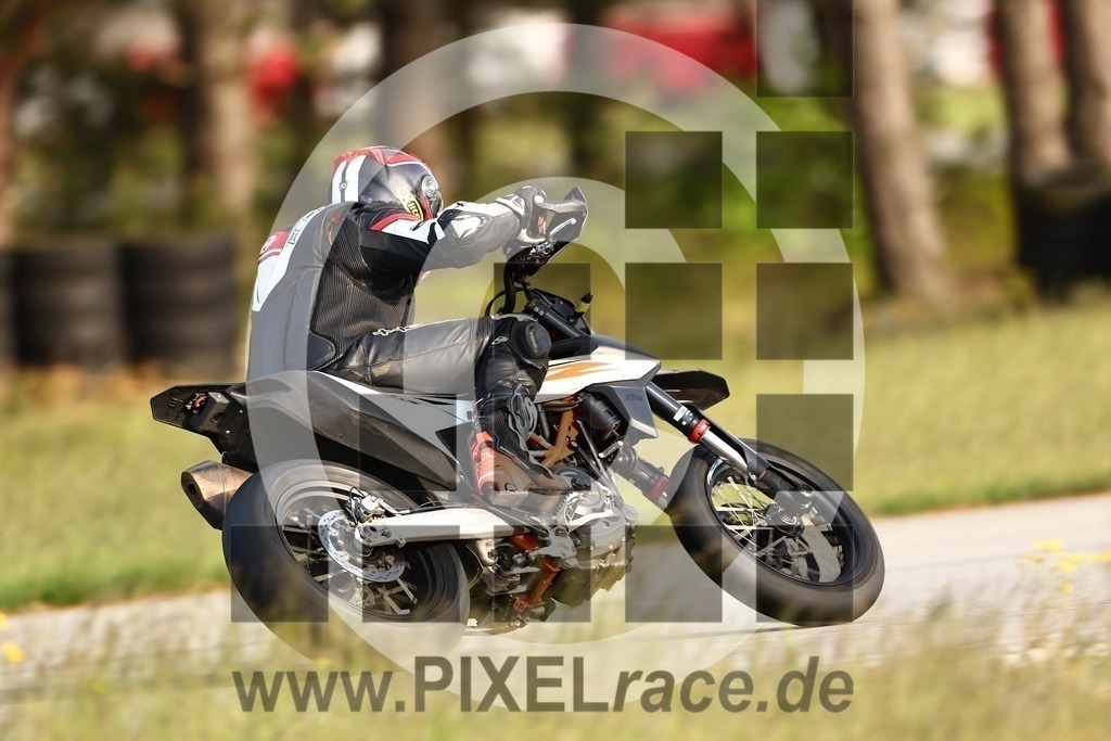 0084-20240504_02818 | Schöne Erinnerungen an spannende Momente - das festzuhalten ist unser Job. PIXELrace.de ist seit 2003 auf den Rennstrecken Europas unterwegs um die Action draußen beim Fahren und die wunderbare Stimmung imm Fahrerlager für euch einzufangen.