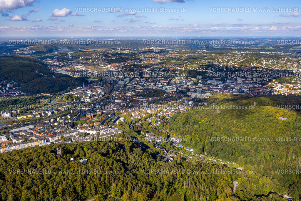 Hagen241005048 | Luftbild, Eugen-Richter-Turm mit Sternwarte Hagen des Drei TürmeWeg, bestehend aus Bismarckturm, Eugen-Richter-Turm und Kaiser-Friedrich-Turm, Waldgebiet, Fernsicht und blauer Himmel mit Wolken, Wehringhausen, Hagen, Ruhrgebiet, Nordrhein-Westfalen, Deutschland