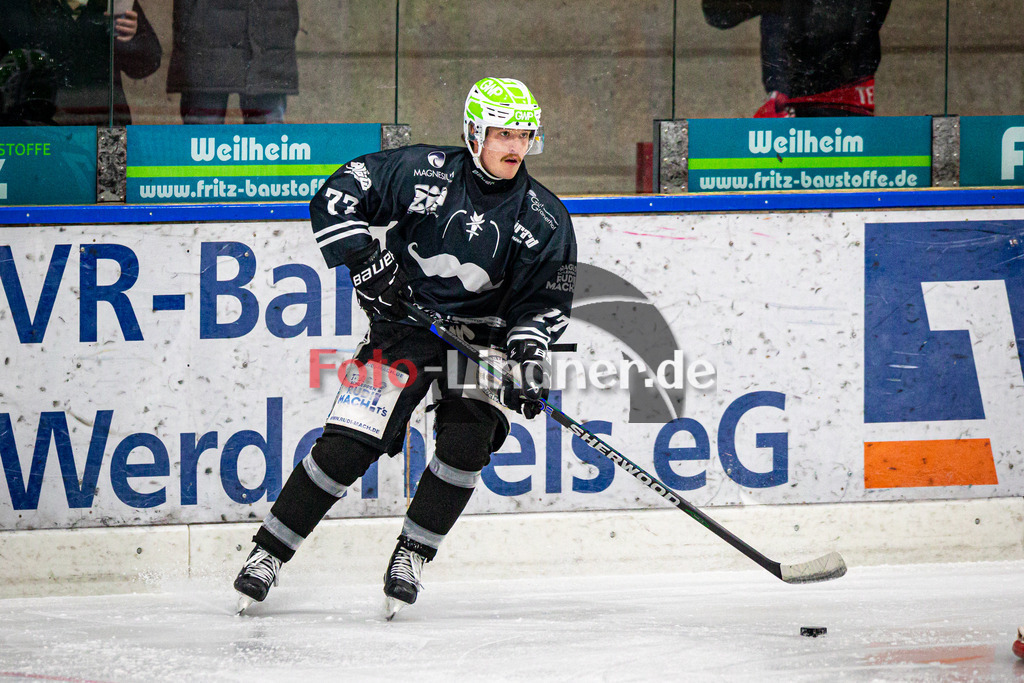 TSV Peißenberg MINERS gegen TEV Miesbach | Eishockey Bayernliga Herren Vorrunde 2024/25, TSV Peißenberg MINERS gegen TEV Miesbach, 20241201,Bernhard SCHMID (MINERS 77) in Aktion, Freisteller,2024-12-01 in Peißenberg (Eisstadion Peißenberg)Bernhard SCHMID (MINERS 77)Copyright: WolfgangxLindner