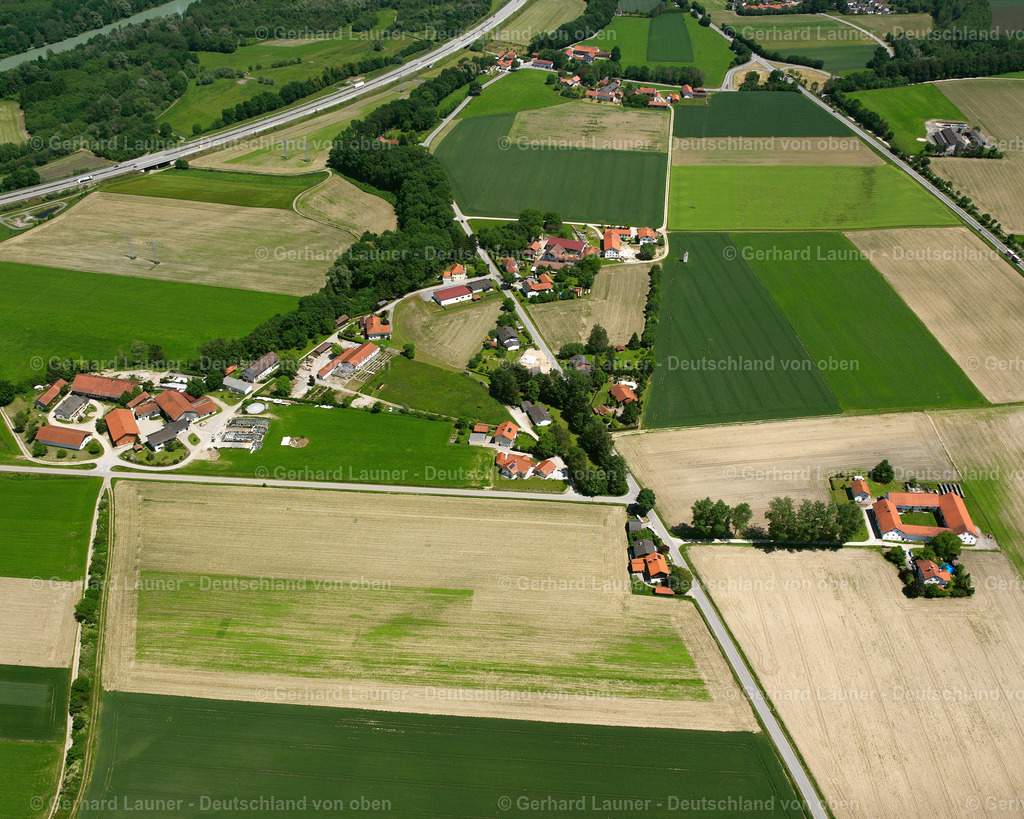 2600616 | STRAß 09.06.2006 Landwirtschaftliche Nutzflächen und Feldgrenzen  umsäumen das Siedlungsgebiet des Dorfes in Straß im Bundesland Bayern, Deutschland // Agricultural land and field boundaries surround the settlement area of the village  in Straß in the state Bavaria, Germany Foto: Gerhard Launer