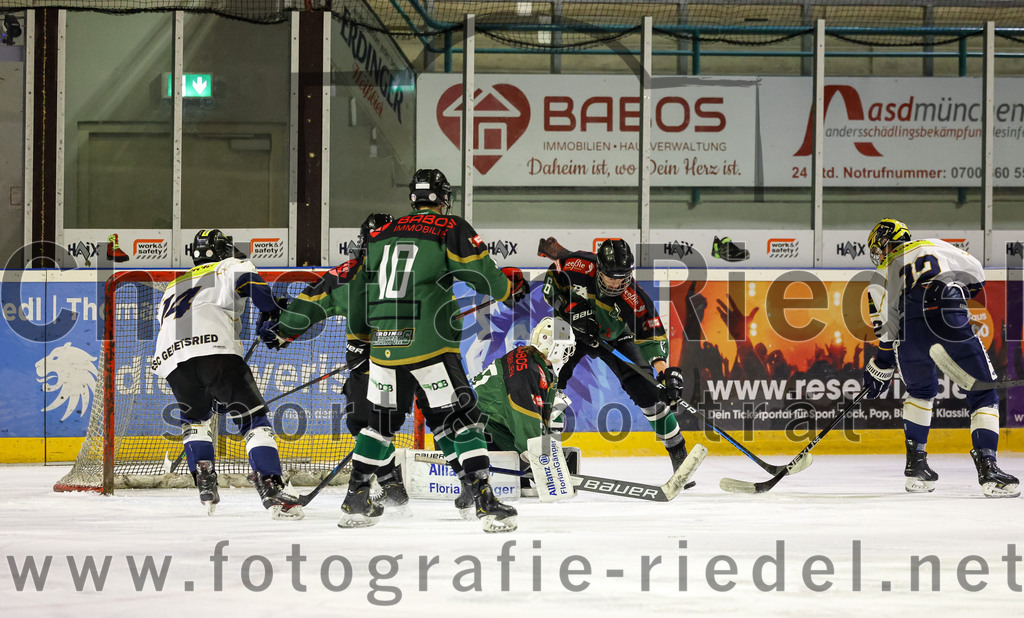 2022-11-26_077_TSV_Erding_gegen_ESC_Geretsried | Erding, Deutschland, 26.11.2022:
Eishockey, Bayernliga U20 2022 / 2023, xx. Spieltag, TSV Erding gegen ESC Geretsried, Endergebnis: 5:3

Samuel Schurz (ESC Geretsried, #14), Ryan Finn Henke (Erding Gladiators, #10), Torwart Nico Wimmer (Erding Gladiators, #30), Thomas Baumann (Erding Gladiators, #6), Matthias Hölzl (ESC Geretsried, #12)

Foto: Christian Riedel / fotografie-riedel.net