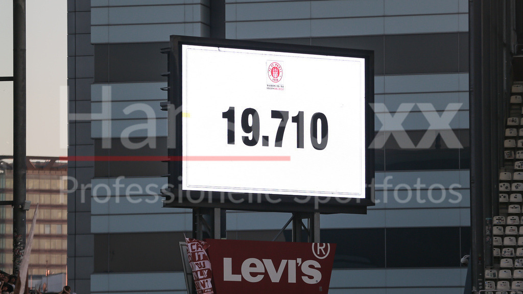 Fussball, DFB-Pokal Frauen, FC St. Pauli - Hamburger SV | v.li.: Die Anziegtafel, Videwall zeigt die Zuschauerzahl von 19710 Zuschauern, Zuschauer, Besucher, Hamburger Rekord, Rekordkulisse, DIE DFB-RICHTLINIEN UNTERSAGEN JEGLICHE NUTZUNG VON FOTOS ALS SEQUENZBILDER UND/ODER VIDEOÄHNLICHE FOTOSTRECKEN. DFB REGULATIONS PROHIBIT ANY USE OF PHOTOGRAPHS AS IMAGE SEQUENCES AND/OR QUASI-VIDEO.