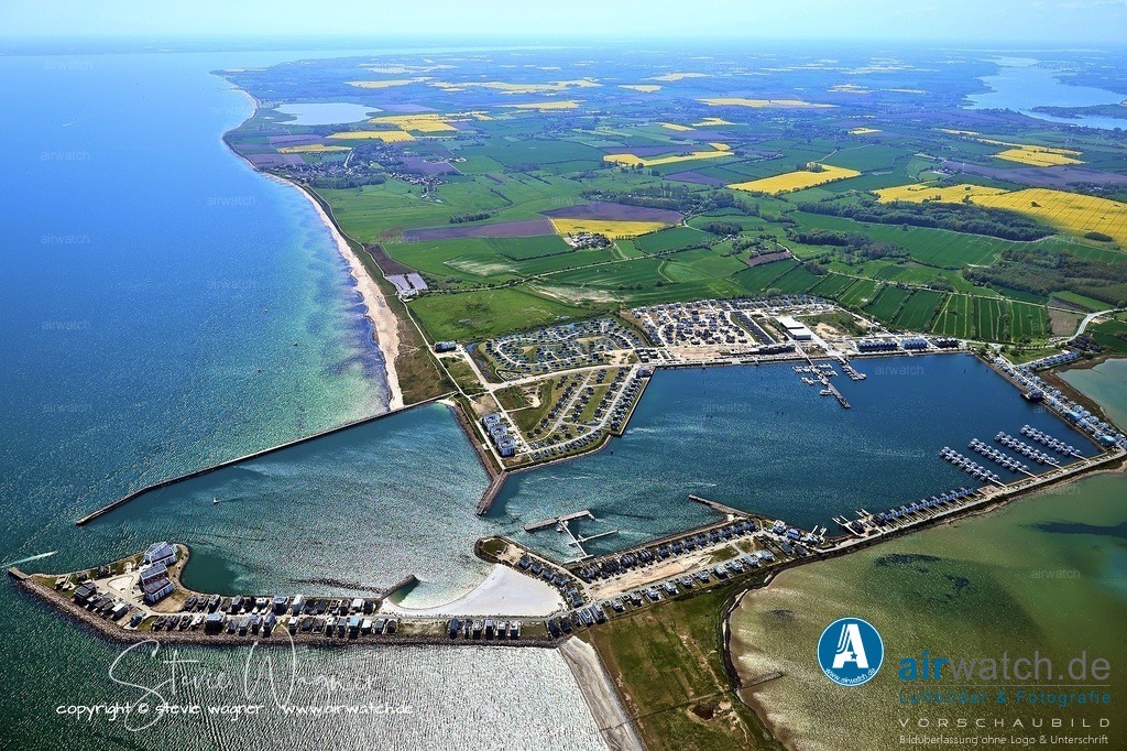 Luftbilder Ostseefjord Schlei, Maasholm, Port Olpenitz, Schleimünde | Die Nähe zu Kappeln ermöglicht zudem den Besuch des charmanten Fischerorts mit historischen Gebäuden, Einkaufsmöglichkeiten und Museen. Die Zukunft des Projekts bleibt somit positiv, da die Vervollständigung bis 2026 geplant ist und die Infrastruktur kontinuierlich ausgebaut wird.