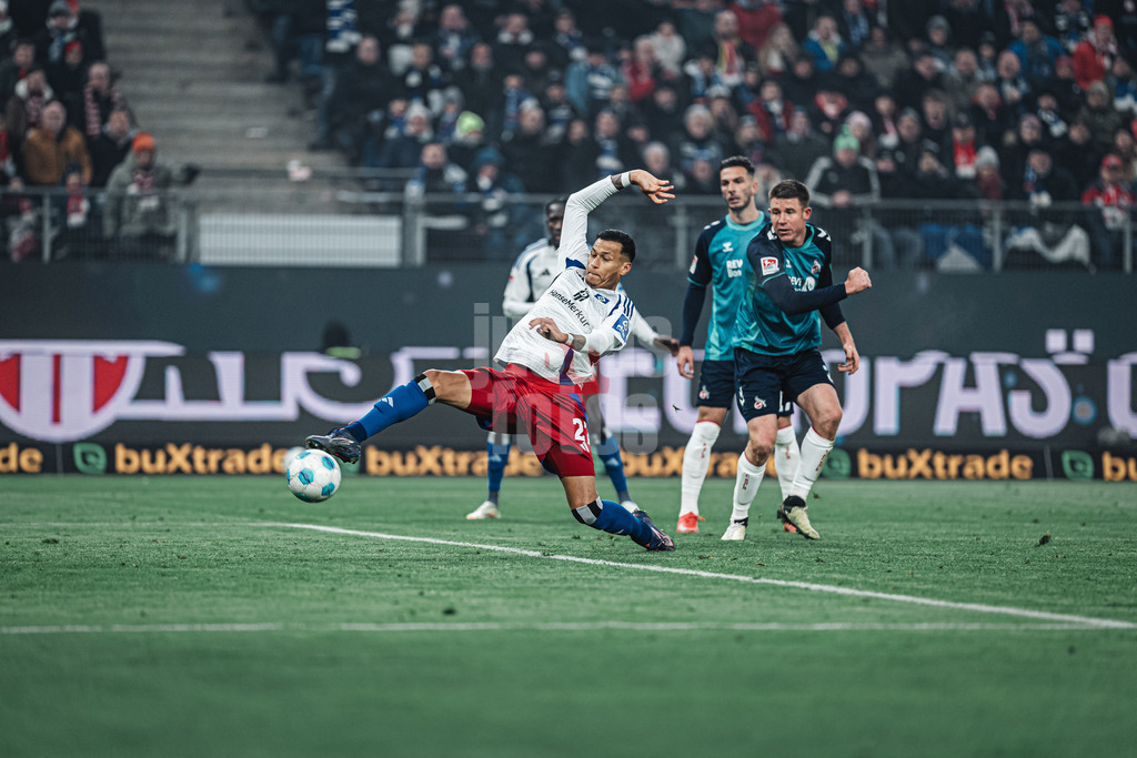 Fußball | Männer | Saison 2024/2025 | 2. Fußball-Bundesliga | 18. Spieltag | Hamburger SV vs. 1. FC Köln | 18.01.2025 | Davie Selke (#27, HSV) streckt sich nach dem Ball