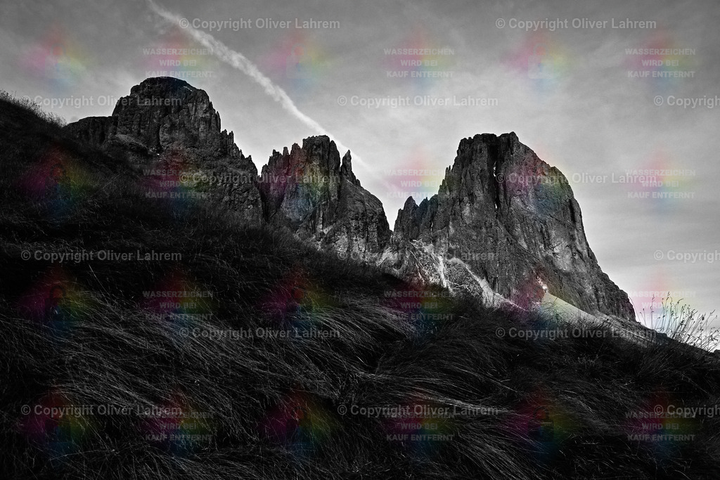 Herbst Monochromie am Langkofel | Blick über einen spätherbstlichen Gras hang auf die Gipfel der Langkofel-Gruppe.