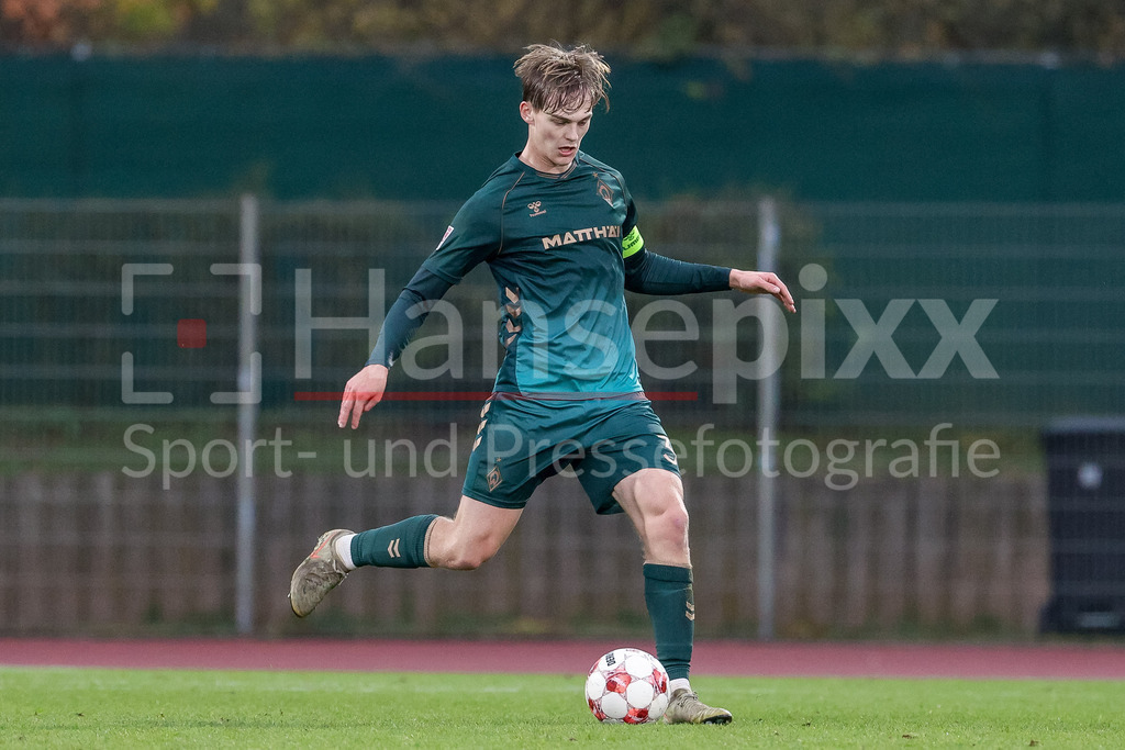 Fussball, Regionalliga Nord, SV Werder Bremen II - FSV Schöningen | Mats Heitmann (SV Werder Bremen II, 3) am Ball, Freisteller, Einzelbild, Ganzkörper, Aktion, Action, Spielszene