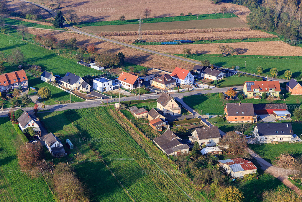 Aerial view: Rue des Prés in Schaffhouse-près-Seltz in the state Bas-Rhin, France.Photo: IMG_075696.jpg taken on 11/01/2014 by Werner Riehm/FLY-FOTO.comResolution of the original: 5472 x 3648 px