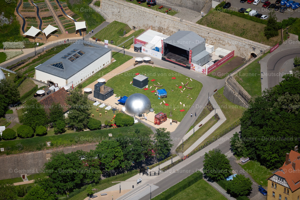 4045760 | ERFURT 14.06.2021 Konstruktion des Bauwerkes der Freilicht- Bühne auf dem Gelände der " BUGA 2021 " auf dem Petersberg im Ortsteil Altstadt in Erfurt im Bundesland Thüringen, Deutschland. Weiterführende Informationen bei: Bundesgartenschau Erfurt 2021 gemeinnützige GmbH. // Construction of the building of the open-air theater auf dem Gelaende of " BUGA 2021 " on Petersberg in the district Altstadt in Erfurt in the state Thuringia, Germany. Further information at: Bundesgartenschau Erfurt 2021 gemeinnuetzige GmbH. Foto: Gerhard Launer