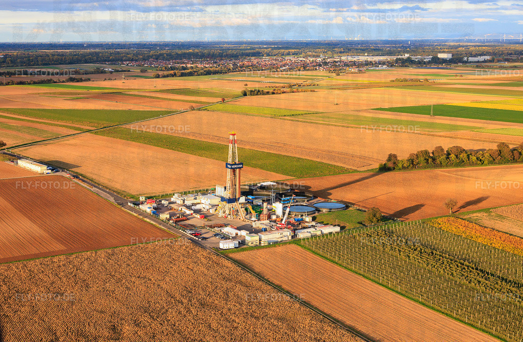 Tiefengeothermie-Bohrung zur Lithiumgewinnung durch die Vulcan Energy GmbH mit Rig V20 der Vercana GmbH https://v-er.eu/de/ https://v-er.eu/de/bohrungen/ | Luftbild: Tiefengeothermie-Bohrung zur Lithiumgewinnung durch die Vulcan Energy GmbH mit Rig V20 der Vercana GmbH https://v-er.eu/de/ https://v-er.eu/de/bohrungen/ in Insheim im Bundesland Rheinland-Pfalz in Deutschland. Foto: IMG_150274.jpg vom 15.10.2025 durch Werner Riehm/FLY-FOTO.de - Realisiert mit Pictrs.com