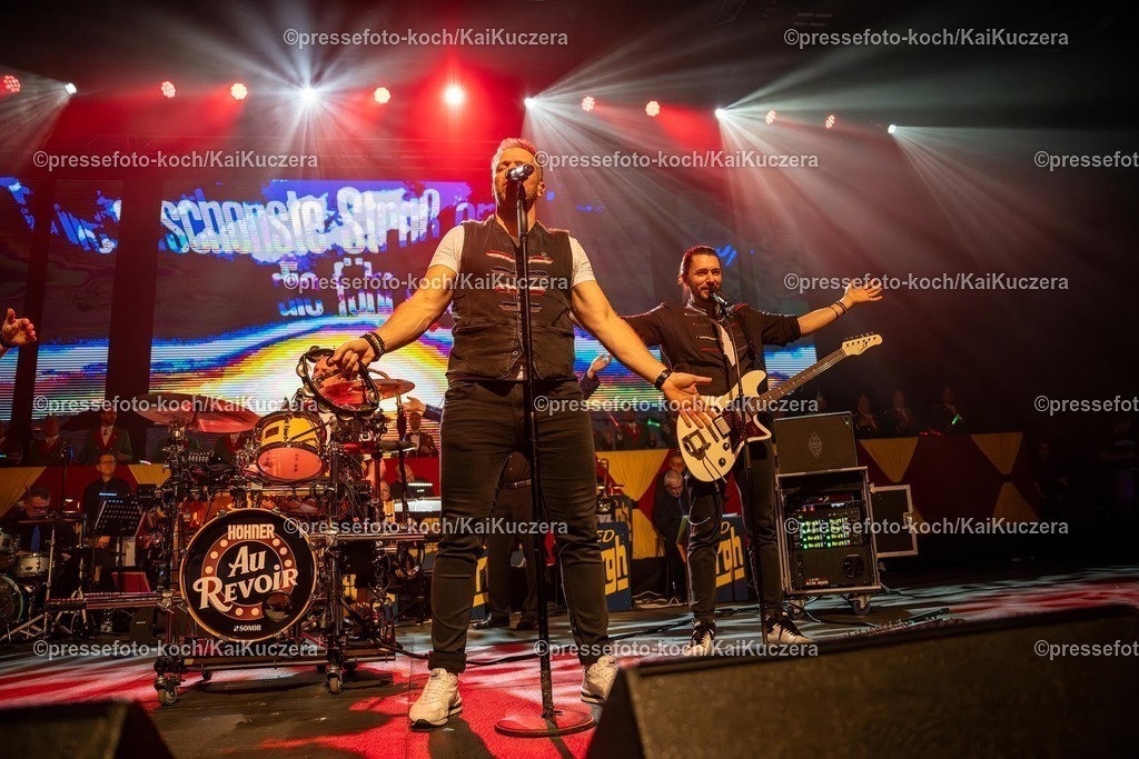 KKU25012501111 | 25.01.2025, xkkux, Düsseldorf, Karnevalsveranstaltung - Die Lachende in der Mitsubishi Electric HALLE. Die Band Höhner performt bei ihrem Auftritt. Im Bild Sänger PATRICK LÜCK 