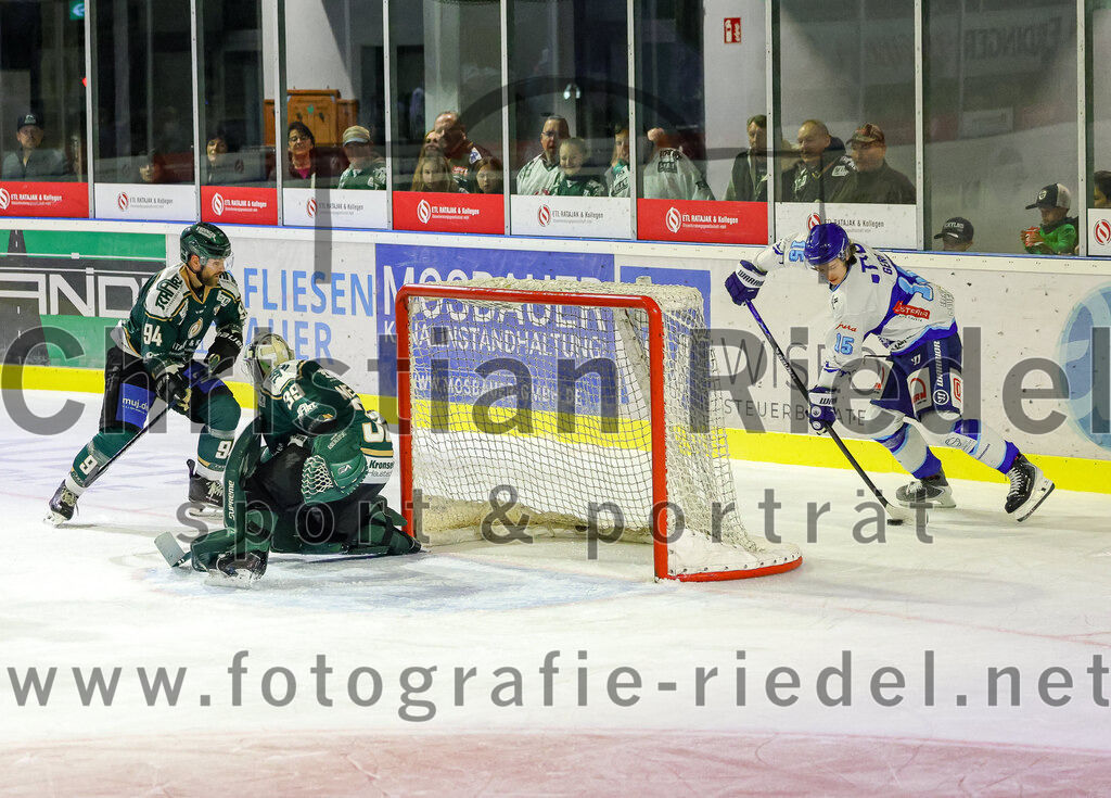 2025-09-26_130_TSV_Erding_gegen_SC_Riessersee | Erding, Deutschland, 26.09.2025:Eishockey, Oberliga Süd 2025 / 2026, 3. Spieltag, TSV Erding gegen SC Riessersee, Endergebnis: 3:5Markus Eberhardt (Erding Gladiators, #94), Torwart Leon Meder (Erding Gladiators, #39), Anselm Gerg (SC Riessersee, #15)Foto: Christian Riedel / fotografie-riedel.net