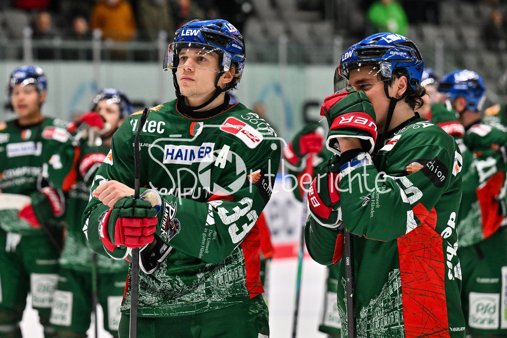 Augsburger Panther - Dresdner Eislöwen | AUGSBURG, GERMANY - 04. DECEMBER: hängende Köpfe nach dem Niederlage gegen Dresden nach dem Match zwischen den Augsburger Panthern und den Dresdner Eislöwen am 25 Spieltag der PENNY DEL im Curt Frenzel Stadion / Tim WOHLGEMUTH (Augsburger Panther 33) und Enrico HENRIQUEZ (Augsburger Panther 52)