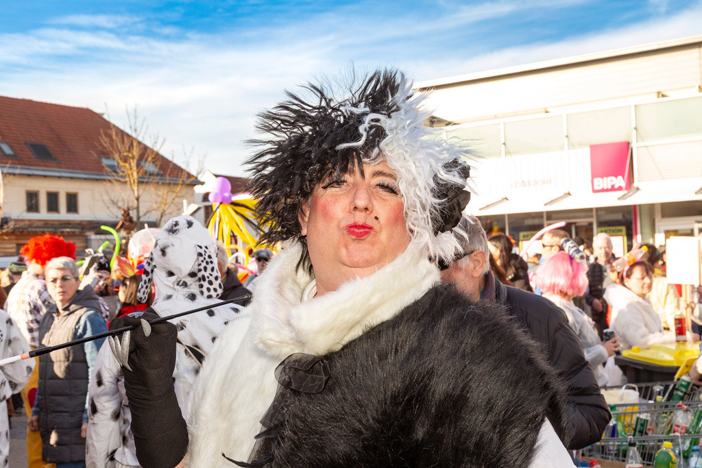 Umzug2025-221_9947 | Fotostrecke: FASCHINGSUMZUG 2025 in Loosdorf. 22 Masken(gruppen)-Teilnehmer: Loosdorfer Vereine, Wirtschaftstreibende, Gemeindeabordnungen sowie Kreditinstitute. rund 700 Besucher entlang der Hauptstrasse. Veranstaltungs-Sicherung durch Mannschaft der FF-Loosdorf mit schwerem Gerät. Maskenprämierung am EKZ-Platz durch Bgm. Thomas Vasku in den Kategorien: Bester Festwagen (Fa. gkonzept-Groissenberger; Beste Personengruppe-ASK-Loosdorf; Beste Einzelperson; Weiteste Anreise-FF Schollach;