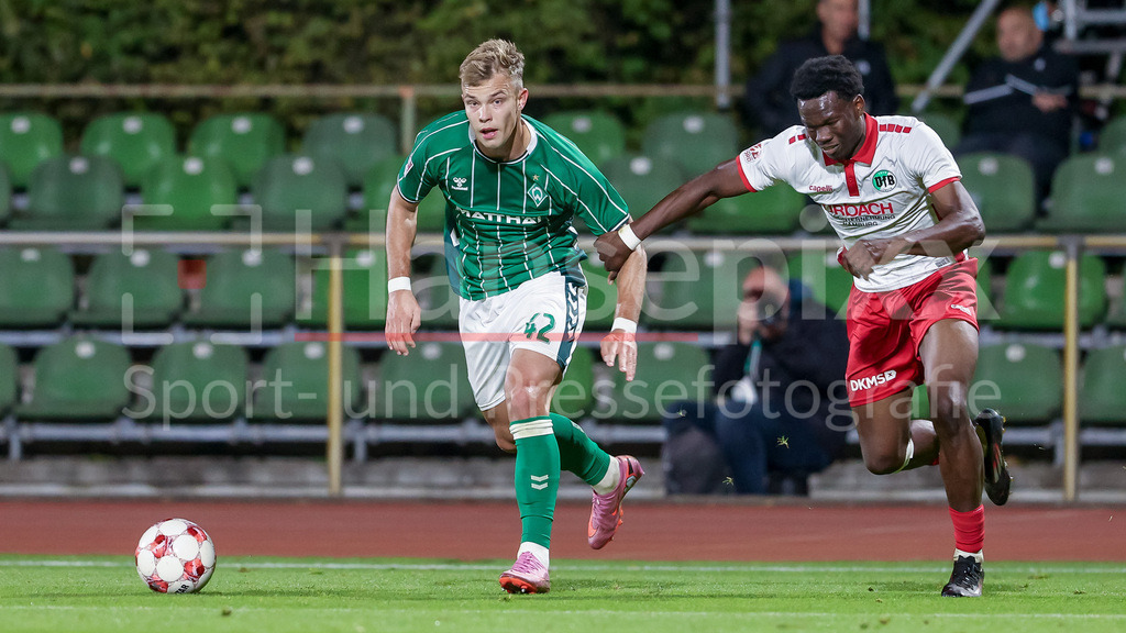 Fussball, Regionalliga Nord, SV Werder Bremen II - VfB Lübeck | v.li.: Keke Topp (SV Werder Bremen II, 42) und Joel Chinaemerem Amadi (VfB Lübeck, 37) im Zweikampf, Duell, Dynamik, Aktion, Action, Spielszene