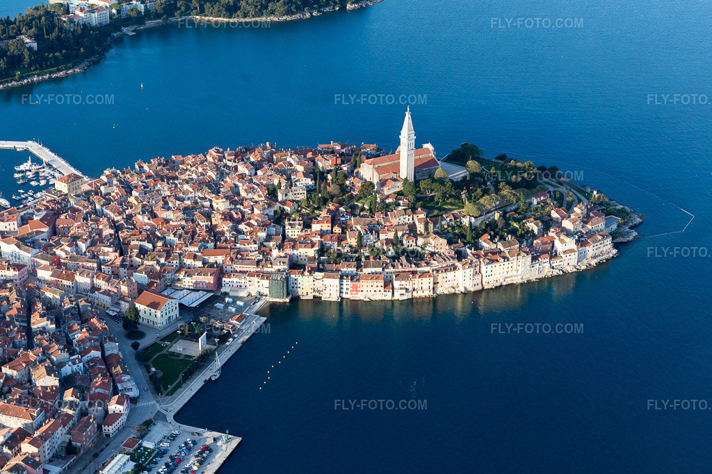 Aerial view: View of the town in Rovinj in the state Gespanschaft Istrien, Croatia. – Photo: IMG_106266.jpg taken on 04/14/2018 by Werner Riehm/FLY-FOTO.com – Resolution of the original: 5472 x 3648 px