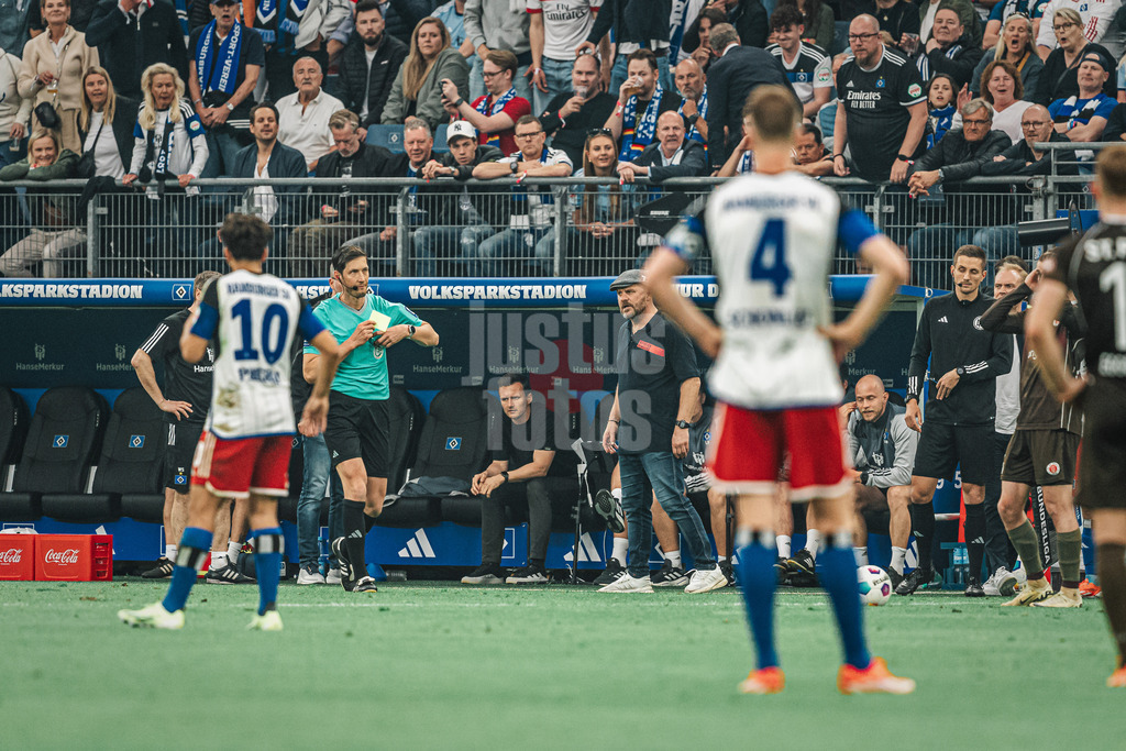 Fußball | Männer | Saison 2023/2024 | 2. Fußball-Bundesliga | 32. Spieltag | Hamburger SV vs. FC St. Pauli  | 03.05.2024 | Trainer Steffen Baumgart (HSV) sieht die Gelbe Karte von Schiedsrichter Dr. Matthias Jöllenbeck