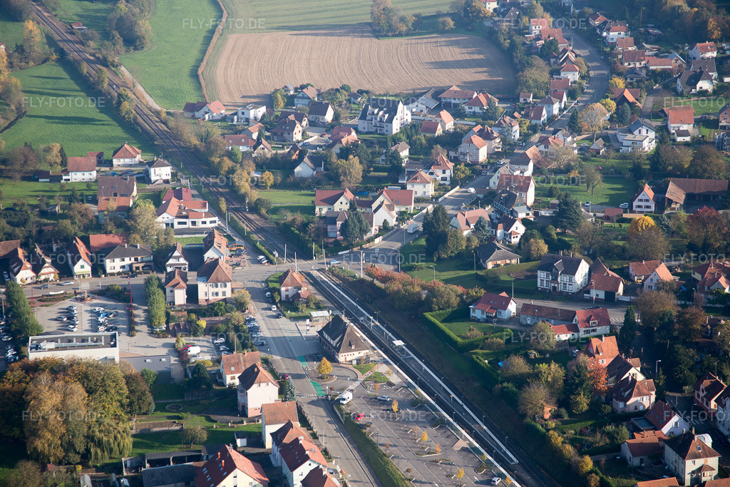 Luftbild: Ortsansicht in Soultz-sous-Forêts im Bundesland Bas-Rhin in Frankreich. Foto: IMG_075575.jpg vom 01.11.2014 durch Werner Riehm/FLY-FOTO.de